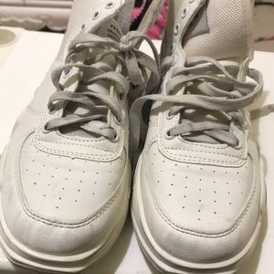 White shoes size is 6